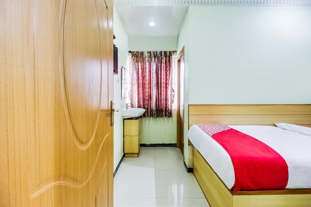 Oyo 70841 Hotel Anjali Residency Velur Esterno foto